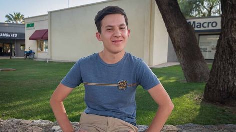 Los Andes | Diego Díaz, de 17 años, originario de Buenos Aires, llegó a Mendoza hace un año después de vencer un tumor. Apasionado por la historia, sueña con escribir libros y convertirse en periodista deportivo.    Foto: Ignacio Blanco / Los Andes