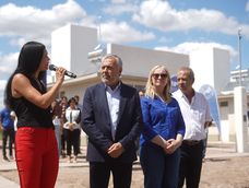 La intendenta de Santa Rosa, Flor Destéfanis, encabezó una entrega de viviendas con Alfredo Cornejo
