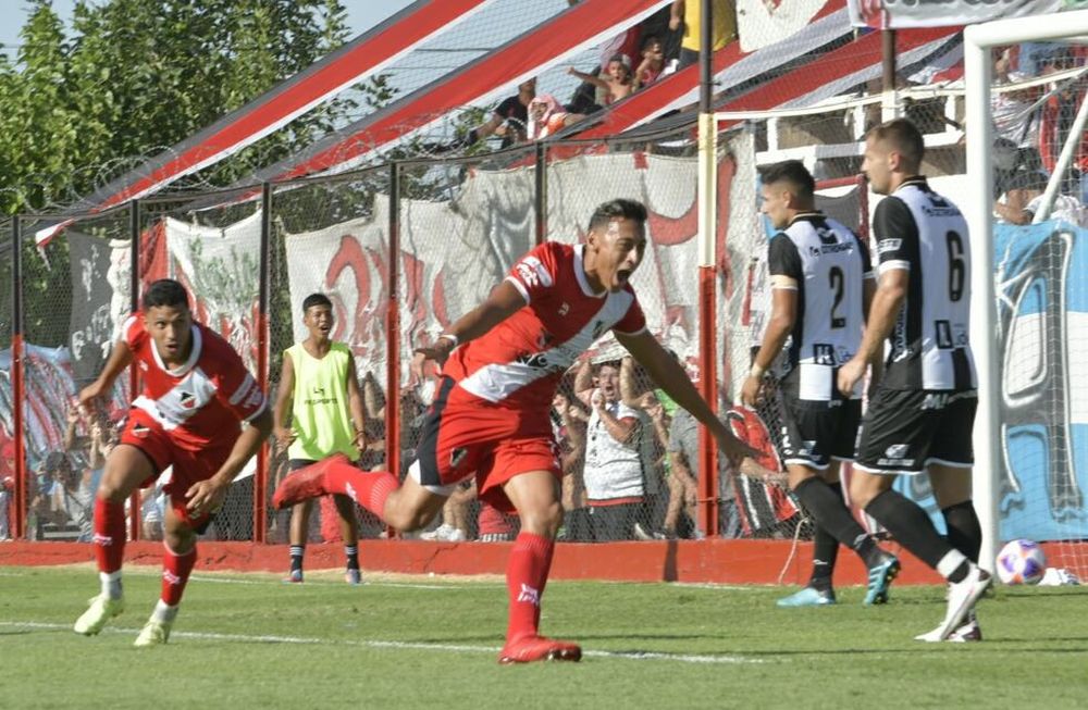 Luciano Herrera desvió el balón tras un centro de González y convirtió el primer gol de la temporada para el Cruzado. / Orlando Pelichotti (Los Andes).