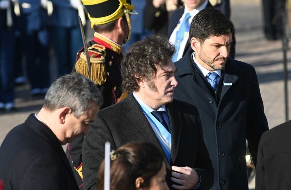 NOTICIAS ARGENTINAS BAIRES, JUNIO 20: El presidente Javier Milei, el gobernador de Santa Fe, Maximiliano Pullaro y el intendente de Rosario Pablo Javkin durante el acto del día de la Bandera en Rosario. Foto NA