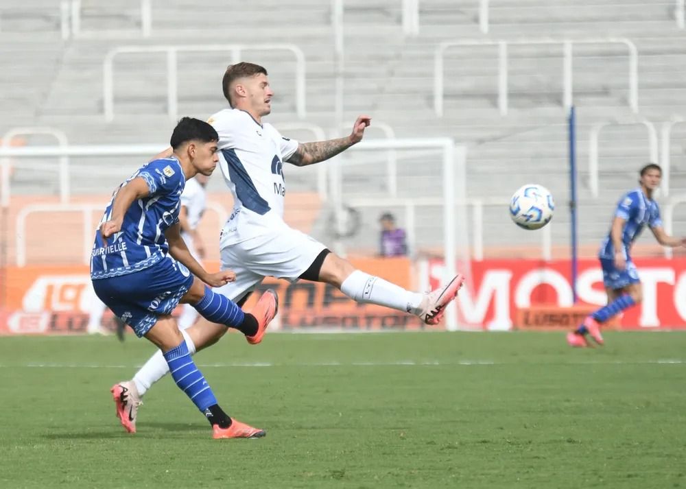 El Tomba y la Lepra se cruzaron por la fecha 12 del torneo Apertura en el Malvinas Argentinas e igualaron 1 a 1, en un partido muy parejo. En tres domingos más se volverán a ver las caras. 