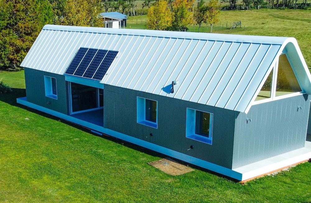 Arquitectura sustentable y construcción en seco para una casa rural con atelier