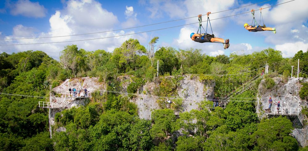 El parque cuenta con el Superman Ride, la tirolesa más larga y rápida de República Dominicana.