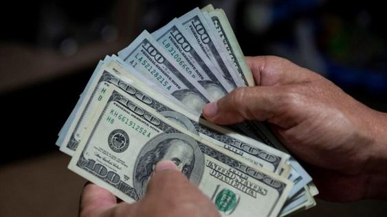 Dólar: la divisa avanzó en el mercado oficial, y se mantiene en el paralelo