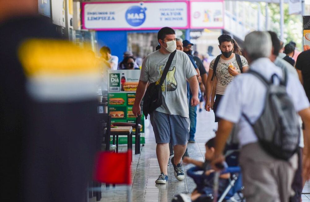 Estiman que un nuevo linaje de ómicron circulará este invierno