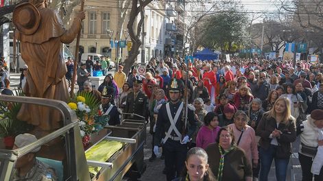 Los Andes | La tradicional celebración del Patrono Santiago Apóstol convocó a miles de mendocinos a la procesión y misa que fue celebrada por el arzobispo Marcelo Colombo. / Foto: Marcelo Rolland / Los Andes