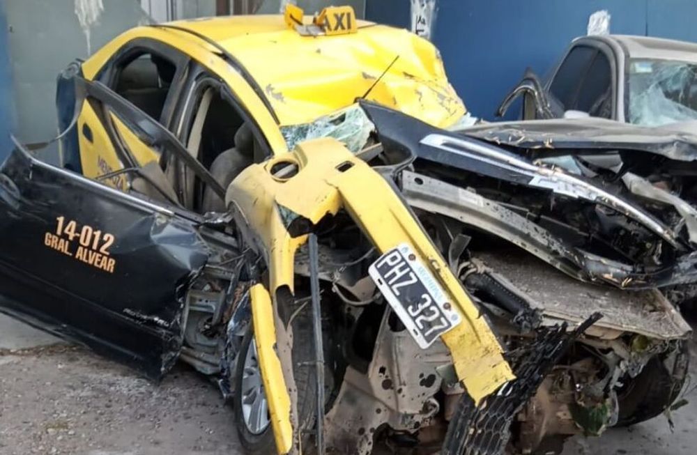 Accidente fatal en Alvear: un taxista murió al esquivar un perro e impactar posteriormente con un árbol.