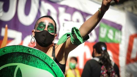 Los Andes | Miles de personas participaron hoy del pañuelazo virtual y algunos de forma presencial frente al Congreso de la Campaña Nacional por el Derecho al Aborto Legal, Seguro y Gratuito.
