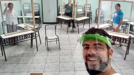 Un docente mendocino construyó cabinas para que sus estudiantes puedan asistir a sus clases de canto