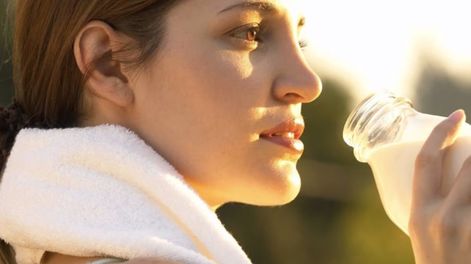 La leche contiene sodio, que actúa como una esponja y retiene el agua del cuerpo y produce menos orina.