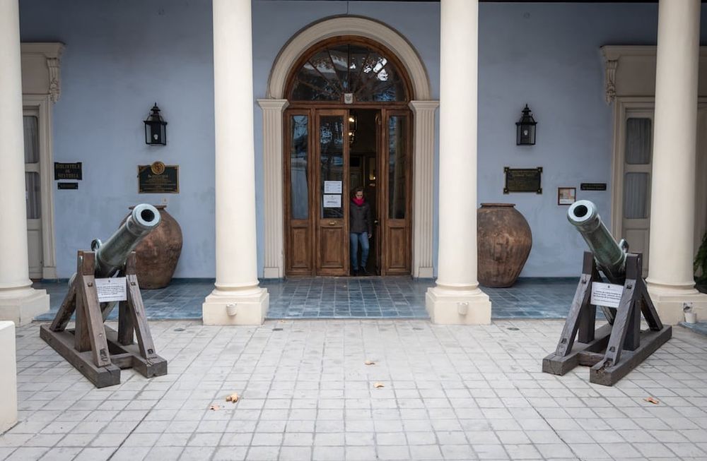 En 1970 el edificio fue declarado monumento histórico nacional. En la casona durmieron figuras como Sarmiento, Yrigoyen y Roca. Foto: Ignacio Blanco / Los Andes