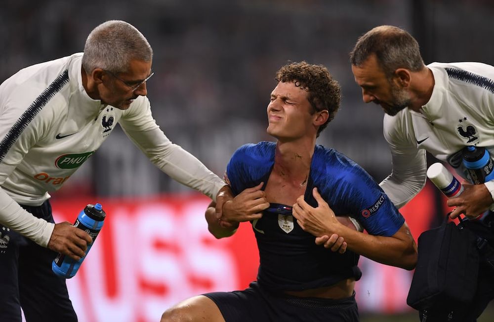 Terrible: mirá cómo le quedó el cuello a Pavard