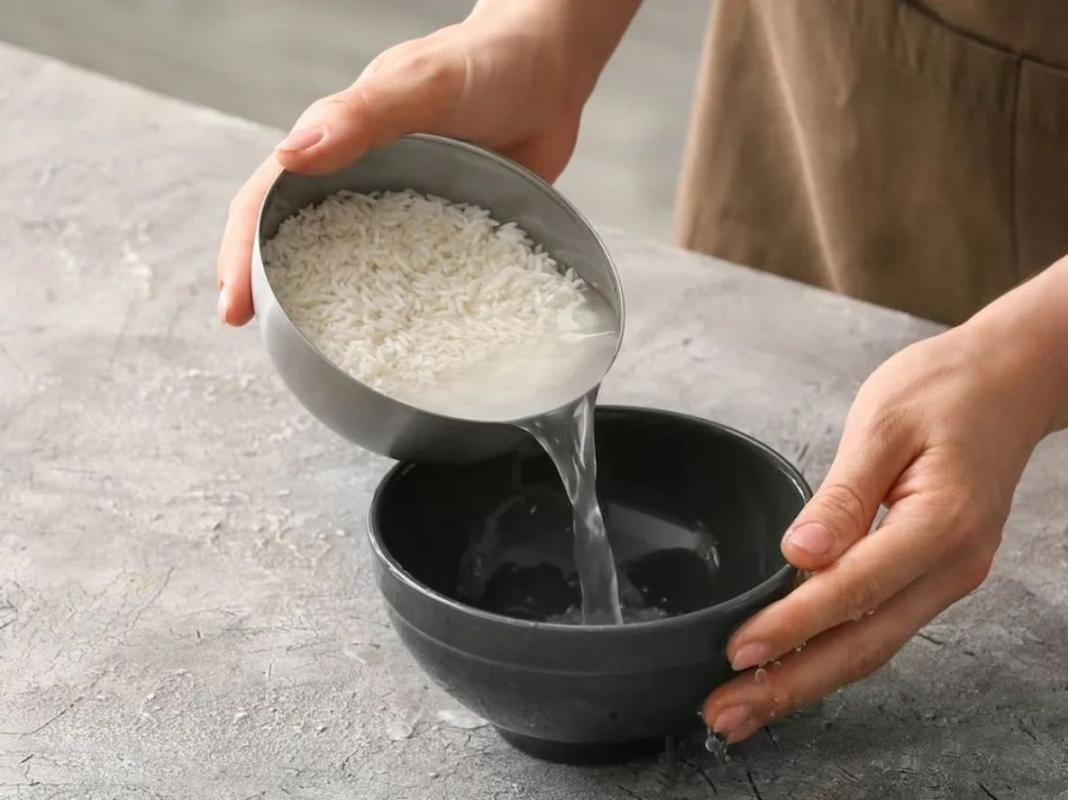 El agua de arroz debe aplicarse fría y de forma moderada para obtener resultados visibles.