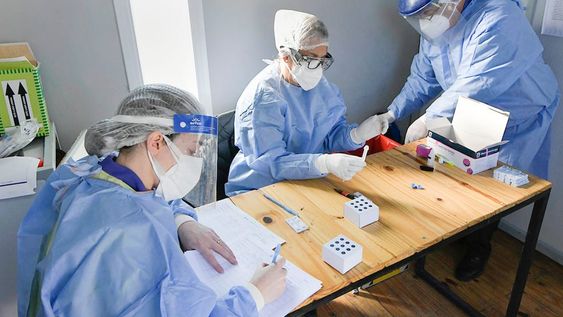 Desde la provincia aclararon que no se trata de una demora, sino de un trabajo bioestadístico que repasa los datos de seguimiento de casos y decesos. Foto: Orlando Pelichotti / Los Andes