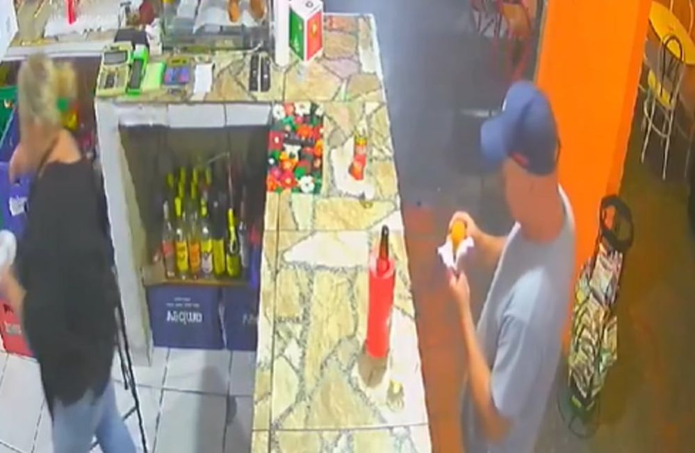 Le explotó una empanada de pollo en la cara y terminó con serias quemaduras (Foto: captura video)
