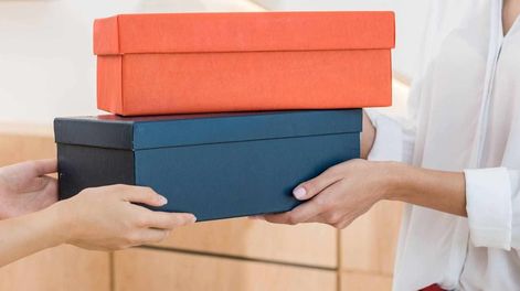 Paso a paso para convertir una caja de zapatos en un mini metegol
