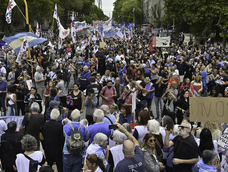 La marcha contó con un importante acompañamiento de organizaciones sociales, sindicatos, con el lema. «Le decimos NO AL FMI y a las políticas de ajuste de Milei, repudiamos la represión y la violencia instirucional y exigimos justicia por el fotoperiodista Pablo Grillo»