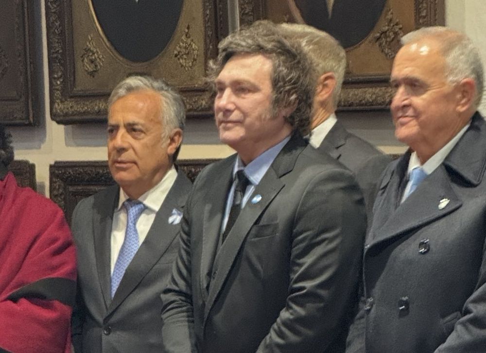 El gobernador, Alfredo Cornejo junto con el presidente, Javier Milei.