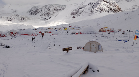 Una intensa nevada sorprendió en el campamento base del Aconcagua y cerraron el ingreso al Parque
