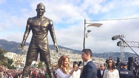 Cristiano Ronaldo estuvo presente en la inauguración de una estatua suya