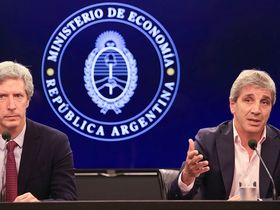 El ministro de Economía, Luis Caputo, y el presidente del Banco Central, Santiago Bausili