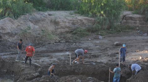 Los Andes | Policías, bomberos, municipales y familiares rastrillaron ayer la zona donde la corriente se llevó a la víctima, pero con resultados negativos. / Nicolás Ríos