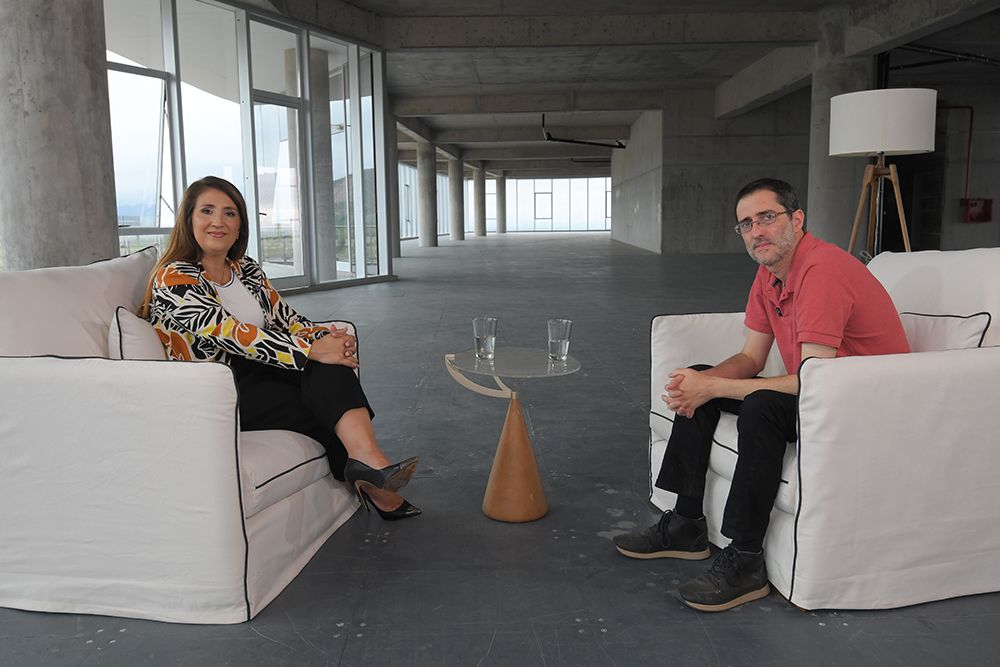 Soledad González con Martín Endrizzi, copropietario de Colbo Gres Rojo en Valor Agregado.
