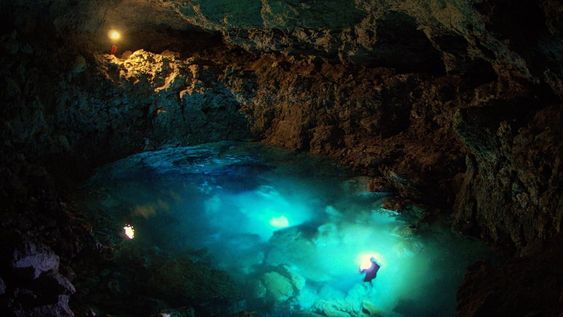 El primero de los cuatro lagos subterráneos de la cueva San Agustín, valle de Poti Malal, descubierto en 2002 por expedición argentino-croata. Esta y otras cuevas del valle son de gran importancia para la Hidrogeología kárstica. - Foto: