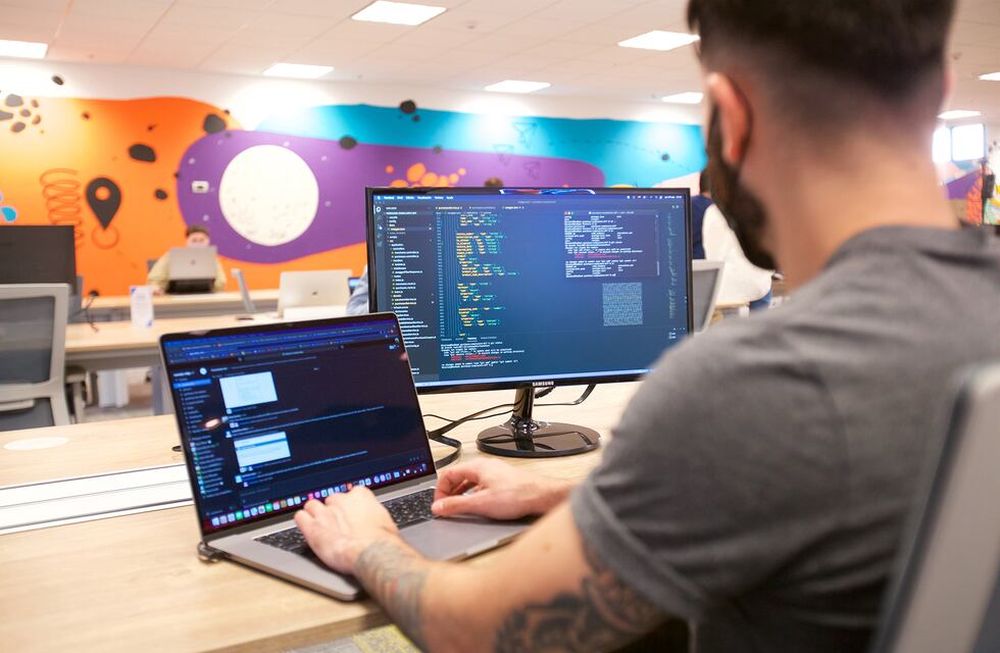 Tres en uno: tres compañías se unieron para ofrecer una experiencia laboral diferente a jóvenes. Cómo postularse y cuáles son los requisitos