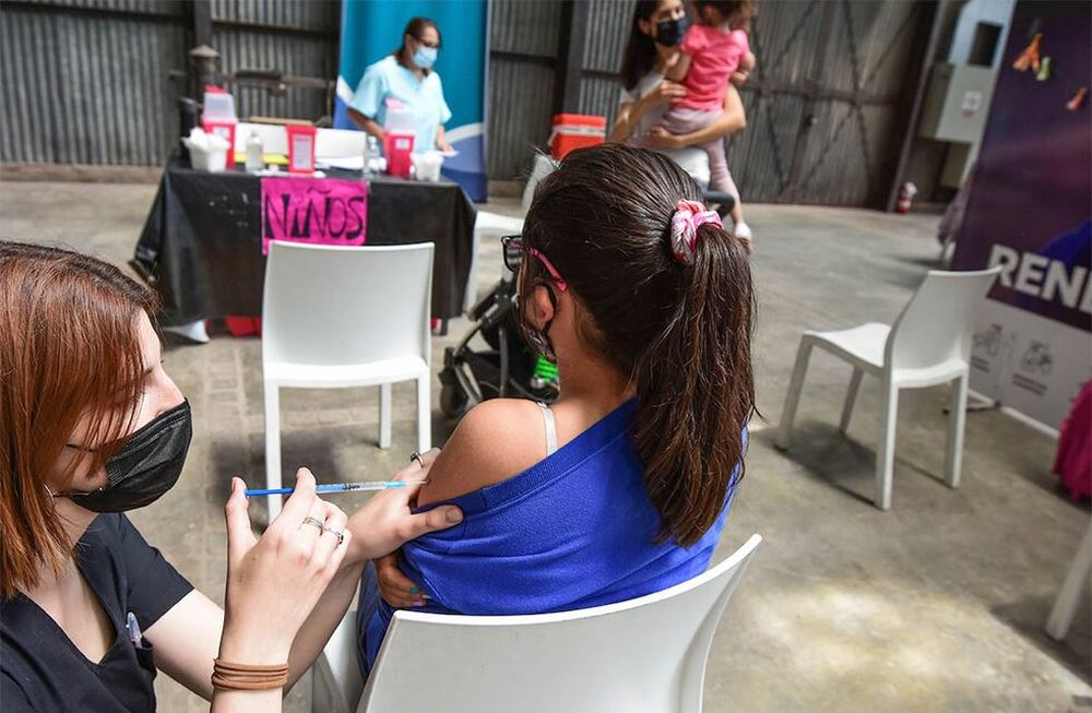 En hospitales y clínicas coinciden en que la vacunación es lo que está permitiendo estar “aliviados” en el sistema hospitalario. La mitad de los menores tiene al menos una dosis. Foto: Mariana Villa / Los Andes