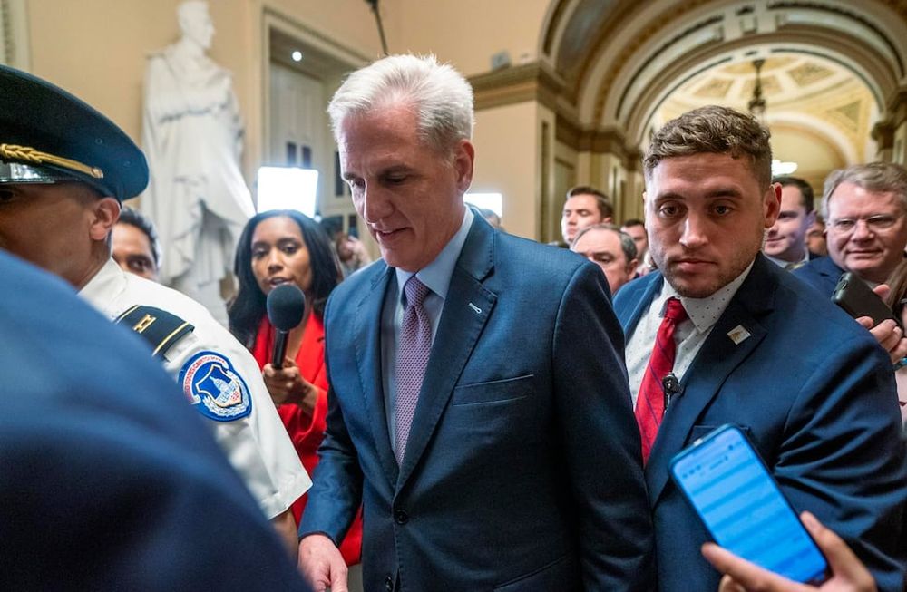 El ex presidente republicano de la Cámara de Representantes Kevin McCarthy (C) camina hacia su oficina luego de una votación en la Cámara que dejó vacante su liderazgo en el Capitolio de los Estados Unidos en Washington, DC. Foto: EFE/EPA/SHAWN THEW