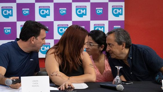 El presidente de la Unión Cívica Radical, Tadeo Garcia Zalazar habla con Sol Salinas y Enrique Thomas, del ala frentista del Pro. Foto: Ignacio Blanco / Los Andes