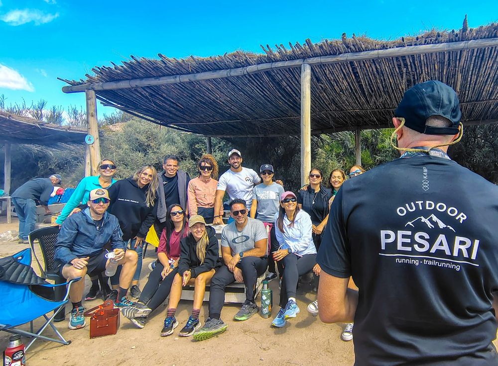 El Team Outdoor Pesari, uno de los grupos con mayor presencia en la jornada, compartió la experiencia del Kumen Trail entre amigos, risas y mate.