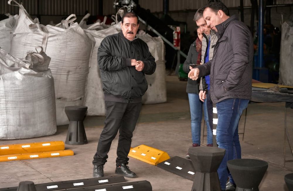 García Zalazar visitó una empresa que recicla neumáticos fuera de uso y puso en valor la economía circular