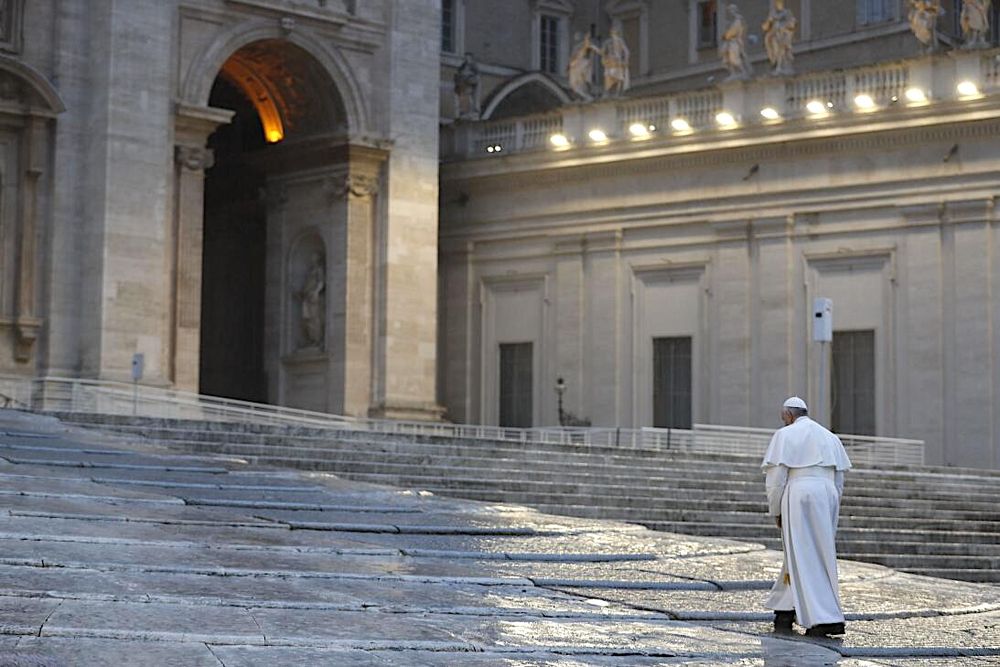 En una imagen que conmovió al mundo, el Papa Francisco rezó solo en una Plaza San Pedro vacía y bajo la lluvia. Fue durante uno de los momentos más duros de la pandemia, cuando pidió por el fin del sufrimiento global y la unidad entre los pueblos.