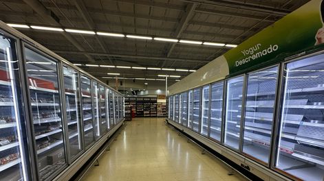 Góndolas y heladeras vacías en el hipermercado Libertad. Foto: Victoria Luconi / Los Andes