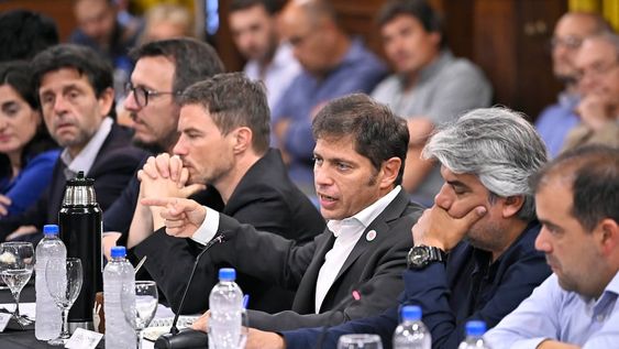 El gobernador de la provincia de Buenos Aires, Axel Kicillof, encabezó este lunes un encuentro con representantes de cámaras empresariales del sector comercial, con el fin de abordar el impacto que están generando las políticas del Gobierno nacional en el consumo. Foto: NA