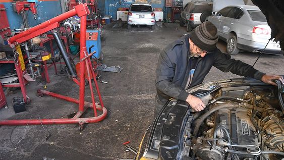 En distintos talleres de Mendoza, la falta de insumos y la pérdida del poder adquisitivo complican al sector. Foto: José Gutierrez / Los Andes