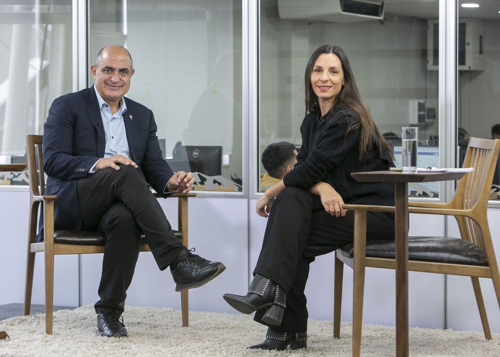 Mario Adaro, minister van het Hooggerechtshof met Laura Rez Masud aan de top