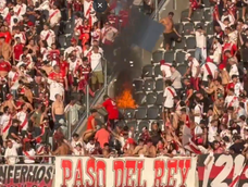 El lado B del recibimiento de River en el Superclásico: fuego en las gradas por el uso de bengalas y papeles. El lado B del recibimiento de River en el Superclásico: fuego en las gradas por el uso de bengalas y papeles.