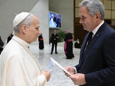 El papa León XIV junto al canciller argentino Pablo Quirno
