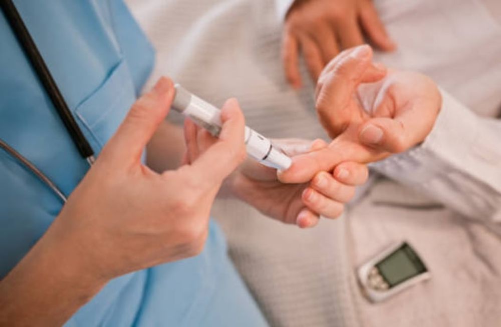 Una de las hipótesis indica que el doctor encargado de realizar la digitalizar la receta médica cometió un error y, en lugar de escribir 8 dosis de insulina, anotó 80. Imagen ilustrativa. Foto: Gentileza.