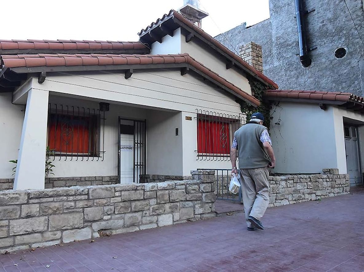 La residencia de adultos mayores funcionaba en calle Perito Moreno sin habilitación municipal ni provincial / Foto: Mariana Villa