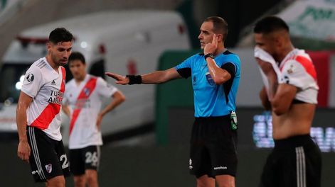 El árbitro uruguayo Esteban Ostojich consulta al VAR en semifinal de la Copa Libertadores entre el Palmeiras y River. (Foto: AMANDA PEROBELLI / AFP)