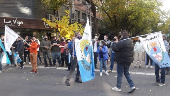 La cita fue en Peatonal y San Martín, y la convocatoria se efectuó para realizar un “Banderazo, Ruidazo y Bocinazo” con el objetivo de que terminen las restricciones. Foto: José Gutiérrez / Los Andes