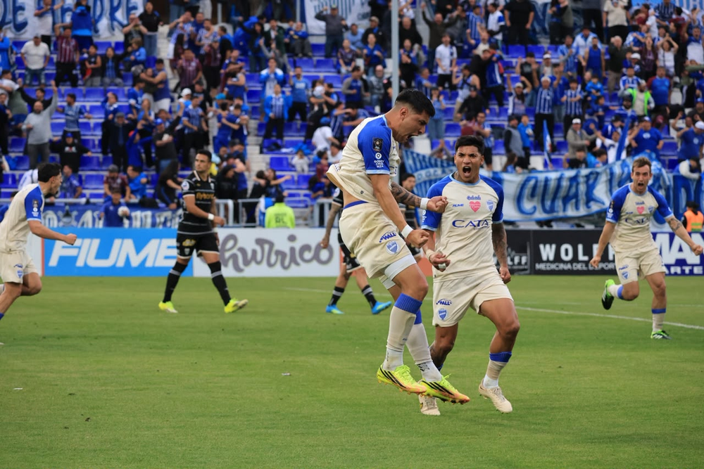 Pino está encendido, el goleador del tomba llegó a los 17 tantos y sueña con el ascenso.