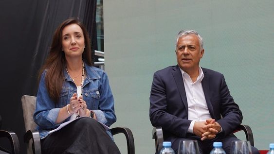 Desayuno Coviar 2024: la vicepresidenta Victoria Villarruel y el gobernador de Mendoza, Alfredo Cornejo (Los Andes)