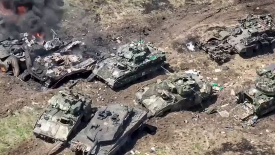 Captura de video del estado de los tanques Leopard alemanes y los blindados Bradley estadounidenses completamente destruidos luego de un ataque con misiles Lancet rusos.