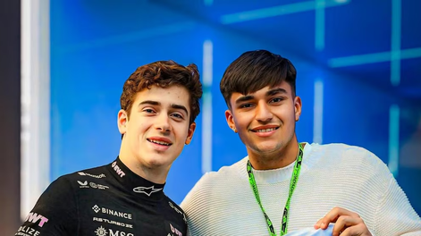 Santi Castro le entregó a Franco Colapinto una camiseta suya del Bologna como obsequio: un encuentro argentino en el Gran Premio de Emilia-Romaña.