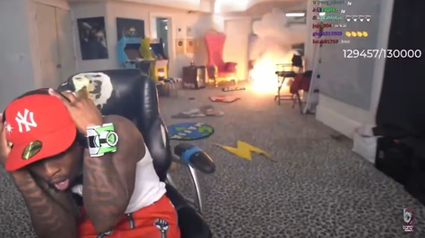 Momento en el que Kai Cenat prendió fuegos artificiales en su casa.